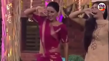 Preview 3 of Fun 4 Helen - Hina Khan ne public main apni kamar nachkai