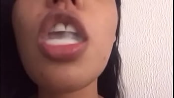 Preview 2 of Is It To Small - Morena engolindo porra (swallowing my cum)