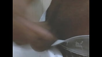 Preview 2 of Guy Flirt Her Stepmom - BATENDO UMA NA PIA DO BANHEIRO,  &Eacute_ LEITE PRA DAR E VENDER...