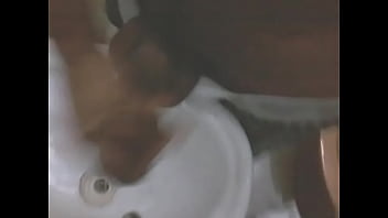 Preview 1 of Guy Flirt Her Stepmom - BATENDO UMA NA PIA DO BANHEIRO,  &Eacute_ LEITE PRA DAR E VENDER...