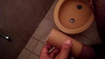Preview 2 of Anal Criempiec - No me entra la chota en el rollo de papel