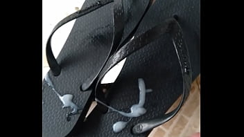 Preview 1 of Giantess Grow - Gozei no chinelo da minha tia gostosa