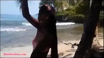 Preview 1 of Barck Man - Gostosa chupando no meio da praia - onsexporn.com