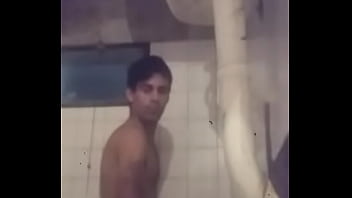 Preview 1 of Uma Mulher Com Quatro Homens - Se pajea cuando su mujer no est&aacute_ y manda su video por whatsapp