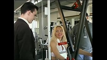 Preview 1 of Zoqqobjzv - Bionda viene scopata da due ragazzi in palestra