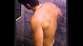 Preview 2 of Porn With Yoga Training - Lucas BBB18 lavando cuzinho no banho
