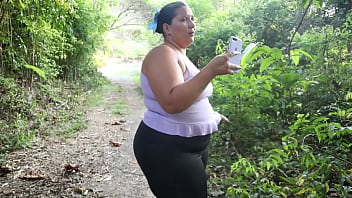 Preview 1 of Old Sexy Girlyes - mamada en publico en una carretera chica mama verga a un desconocido