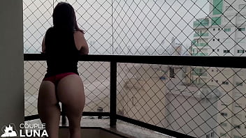 Preview 1 of Vesna Vukelic Vendi Porn Mowie - Casada Safadinha Chupando Pau Grande e Dando Gostoso a Bucetinha na Varanda pra Gozarem Dentro! (SEX IN PUBLIC PLACES) Balne&aacute_rio Cambori&uacute_