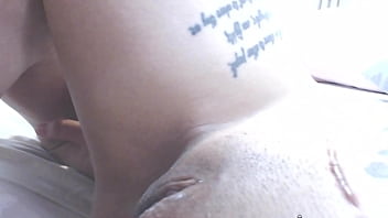 Preview 1 of Gianna First Footjob - Velho NERD chupando a novinha bucetuda!!!!