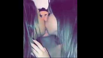 Preview 1 of The Cuddle Bar - Amigas Safadinhas Dando Beijo Triplo