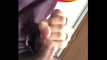 Preview 3 of Surprend Son Mari - Novinho batendo aquela punheta