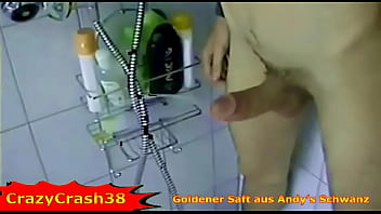 Preview 1 of Wweporndownload - Andreas pisst mit &#039_nem Stracken in die Dusche