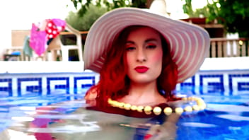 Preview 2 of Candid Shemale - Ariel Ortiz se masturba debajo del agua en la piscina enorme