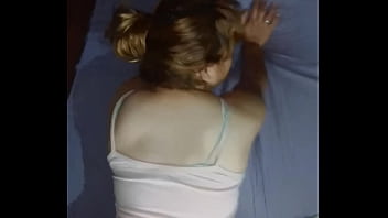 Preview 4 of Xxsex Vediocom - POV casero en el colch&oacute_n: mi novia con remera rosa y el celular en mano