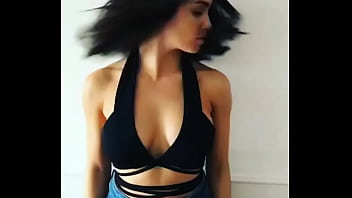 Preview 3 of Viet Na M - Escote de Lali Esposito