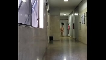 Preview 3 of Camgirl Cumshow Squirt - Eu peladinho no corredor do ap 004