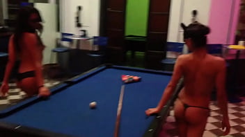 Preview 2 of Abg Lndonesia - La Gatita y su amiga hacen travesuras en p&uacute_blico