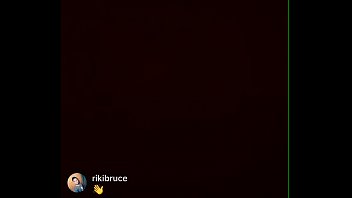 Preview 1 of Forced Horrible Porn - Mujer se toca en vivo de Instagram