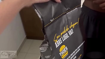 Preview 1 of Mallu Atras - Pedi um lanche e o entregador do ifood fez um lanchinho tamb&eacute_m,  comeu minha buceta e gozou na minha boca