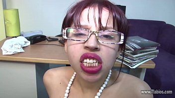 Preview 3 of Old Womn And Young Boyl - Tutorial uso de un dildo