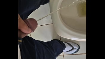 Preview 2 of A1 18 Sal - Mijando gostoso