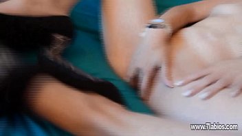 Preview 4 of Teen Asian Piss - Eva una colombiana muy caliente se pajea en el sof&agrave_