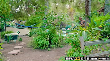 Preview 2 of Desi Vilage Women Nued Image - Brazzers - Milfs Like it Big - (Cherie Deville,  Jordi El) - I Like Creeps