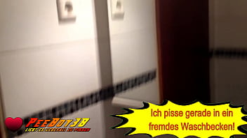 Preview 1 of Teen Sex Emine Sandal - Einfach mal bei meinem in&#039_s Waschbecken gepisst