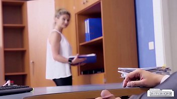 Preview 2 of Baloon Ka Jora - BUMS BUERO - Hot office sex with German blonde secretary Izzy Mendosa