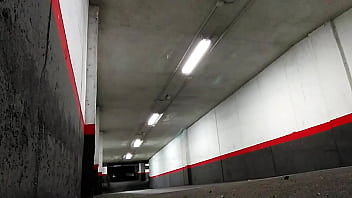Preview 3 of Oldman Porn Tube Movies - Completamente desnudo en un parking subterr&aacute_neo