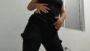 Preview 1 of Pakistan Sxe Video Girls School - HERMOSA LATINA VENEZOLANA DE CULO GRANDE ME HACE UN BAILE SEXY,  ( terminamos follando en la sala de mi CASA)
