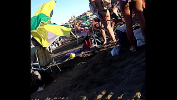 Preview 2 of Boobs Pushing - Culos en la playa