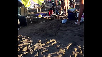 Preview 3 of Boobs Pushing - Culos en la playa