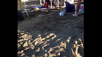 Preview 4 of Boobs Pushing - Culos en la playa