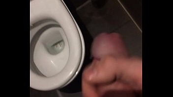 Preview 4 of Keeng Xxxx Vn - Fast in hotel toilets