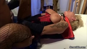 Preview 3 of Ana Mirando Pene - Mutter und Tante ficken mit fremden Typen auf Party rum