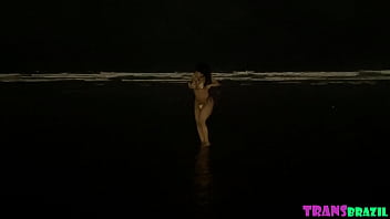 Preview 3 of Horney College Teen - Maior B.O. na praia! Na caminhada noturna cruzo uma deliciosa que decide ficar pelada e se exibir. Pra evitar os h&oacute_mi chamei pra ficar pelada l&aacute_ em casa - Completo no RED