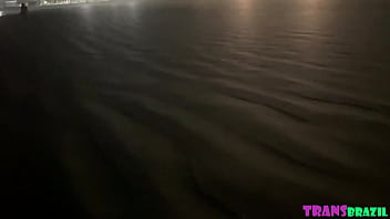 Preview 1 of Horney College Teen - Maior B.O. na praia! Na caminhada noturna cruzo uma deliciosa que decide ficar pelada e se exibir. Pra evitar os h&oacute_mi chamei pra ficar pelada l&aacute_ em casa - Completo no RED