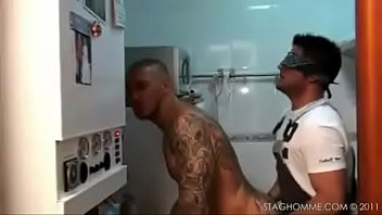 Preview 4 of Bokep Sex Kecil - Safado chupando um cara vendado - Mundobicha.com