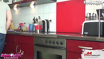 Preview 1 of Mom Tech Son Sleep Handjob - Sexy Maid bekommt das Foetzchen gestopft