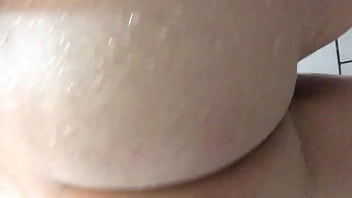 Preview 4 of Smokin German Blowjob Milf - Viadinho de SC se exibindo no banho