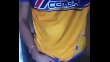 Preview 1 of Www Blufilm Boy Com - Tigre de Monterrey echando leche!