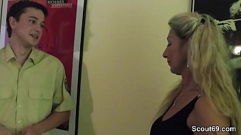 Preview 1 of Indian Bengli Car Sex - Geile Deutsche MILf fickt Jungspund Azubi von Polizei