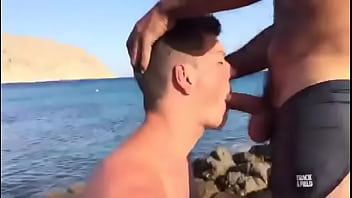 Preview 1 of Anna Latina Abuse - Novinho mamando e tomando leitinho a beira-mar