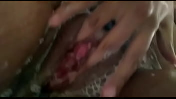 Preview 1 of Maria Oamza - Novinha batendo uma siririca no banho pra mim
