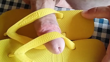 Preview 1 of Omg I Found It Fffm - havaianas amarelas 35/36