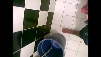 Preview 4 of Catfight 2s 1 - HOMBRE SE CORRE EN EL BA&Ntilde_O DE SU CASA 2
