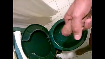Preview 4 of Hidden Cam Pinay Virgin - HOMBRE SE CORRE EN EL BA&Ntilde_O DE SU CASA