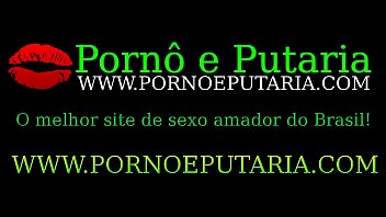 Preview 1 of Elle Se Gode Sur Le Capot - Novinha bunduda exibindo os peitinhos bronzeados na webcam