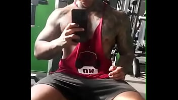 Preview 2 of 11ere Boy - entrenandodime que te gustaria verme hacer en el gimnasio ?